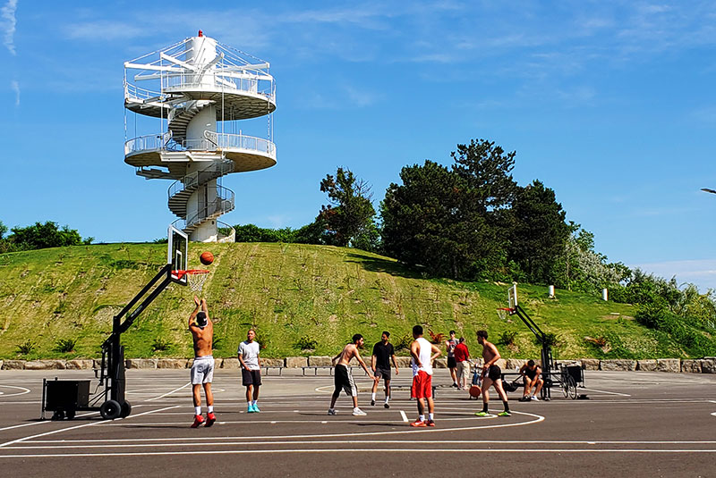 Photo d’un groupe de personnes en train de jouer au basketball