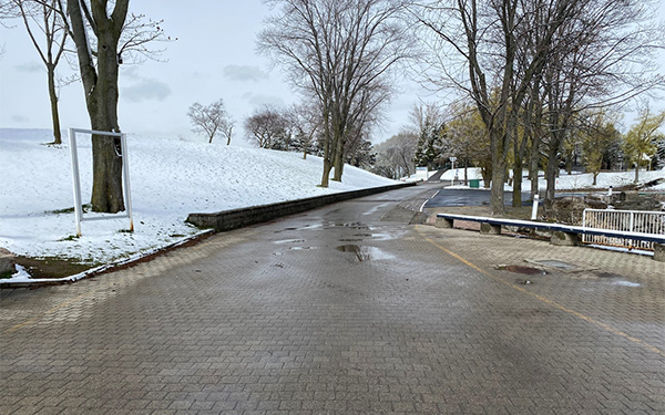 Photo d’un sentier dans le parc en hiver.