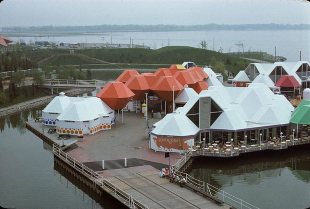 Les pavillons originaux orange et blanc de Zeidler à la Place de l’Ontario. 